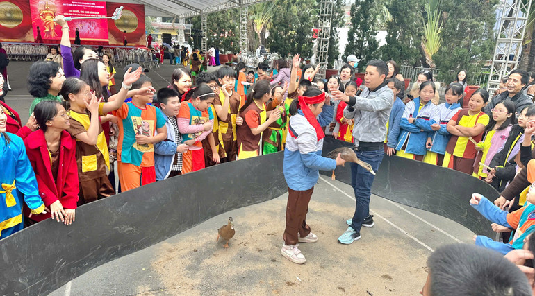 Học sinh được trải nghiệm các trò chơi dân gian.