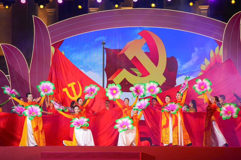 Gần 15 tiết mục nghệ thuật được dàn dựng công phu, chọn lọc từ những ca khúc bất hủ.