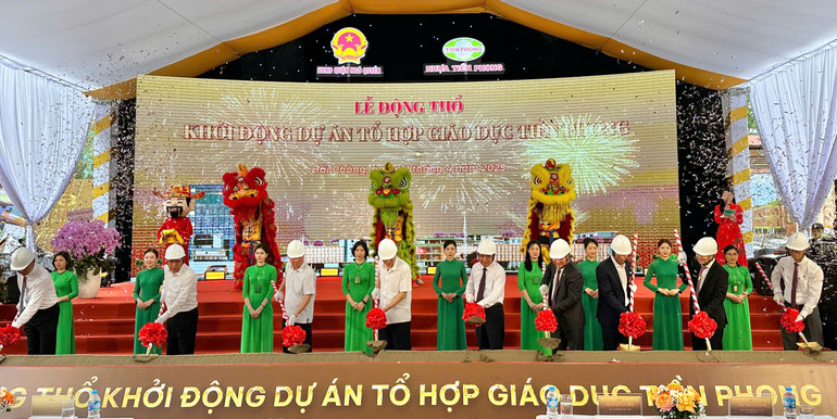 Các đại biểu động thổ khởi động Dự án Tổ hợp giáo dục Tiền Phong.