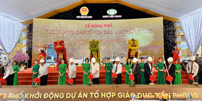 Các đại biểu động thổ khởi động Dự án Tổ hợp giáo dục Tiền Phong.