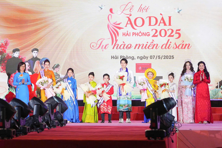Những người mẫu nhí thuộc Câu lạc bộ Di sản áo dài thành phố Hải Phòng. (Ảnh: ĐÀM THANH) Những người mẫu nhí thuộc Câu lạc bộ Di sản áo dài thành phố Hải Phòng. (Ảnh: ĐÀM THANH)