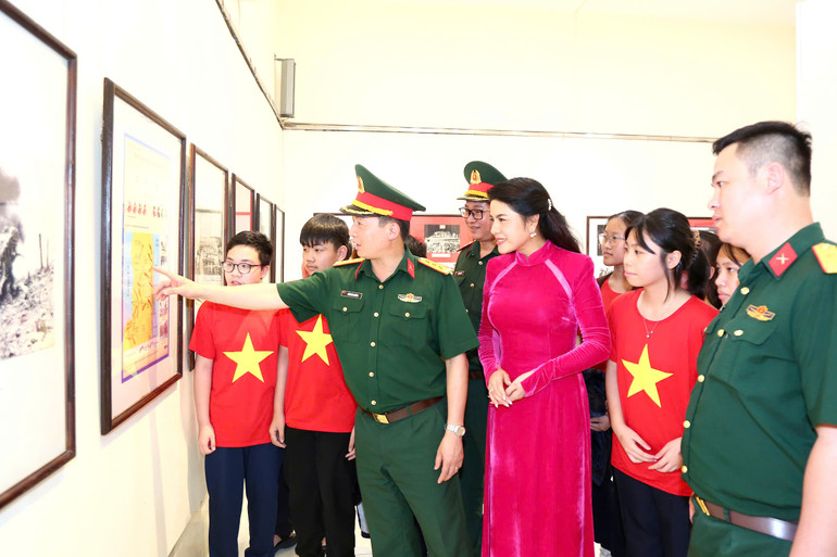 Các đại biểu tham quan triển lãm.