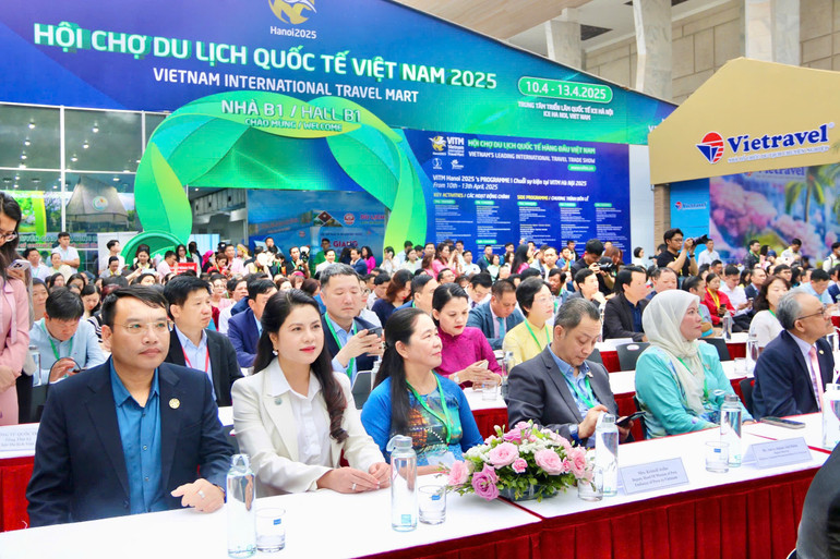 Các đại biểu tham dự Hội chợ VITM Hà Nội năm 2025.