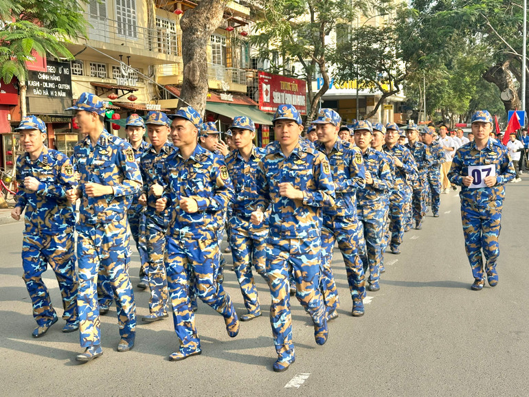 Lực lượng vũ trang tham gia chạy.