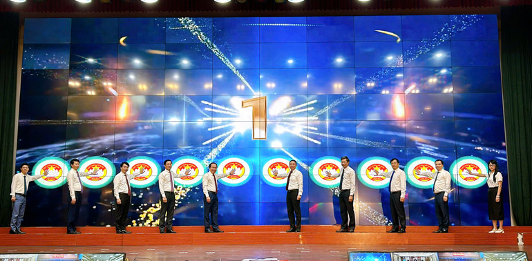 Các đại biểu ấn nút ra mắt thí điểm “Hệ sinh thái số”.