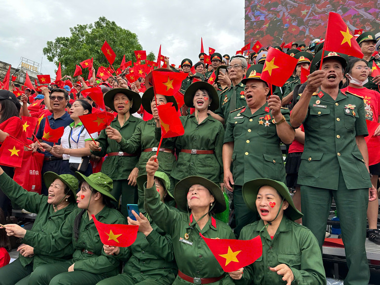 Ca khúc “Như có Bác Hồ trong ngày vui đại thắng” vang lên giữa quảng trường Nhà hát.