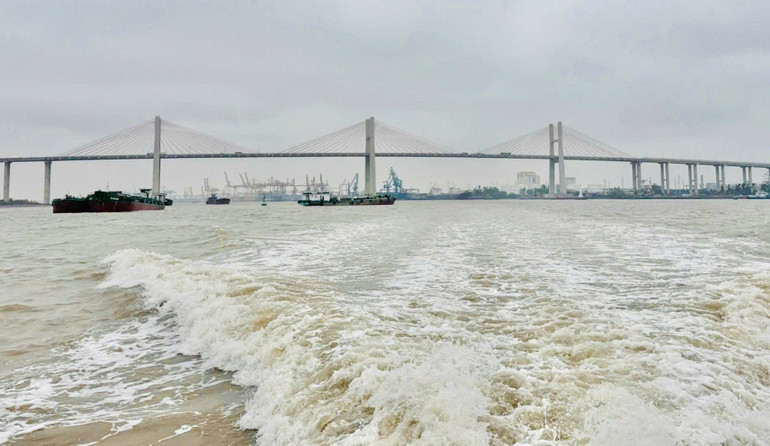 Hải Phòng có hệ thống sông ngòi phong phú, hơn 50 con sông lớn, nhỏ và 16 tuyến sông chính.