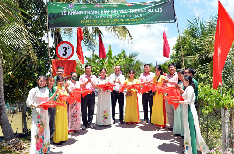 Cầu nối yêu thương số 113 tại xã Thạnh Lộc, huyện Giồng Riềng, tỉnh Kiên Giang.