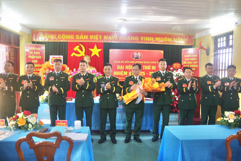 Ban Chấp hành Đảng Bộ Đồn Biên phòng Bạch Long Vĩ nhiệm kỳ 2025-2030 ra mắt Đại hội. (Ảnh: Sơn Hà)
