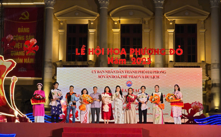 Ban tổ chức tặng hoa các đoàn múa rối.