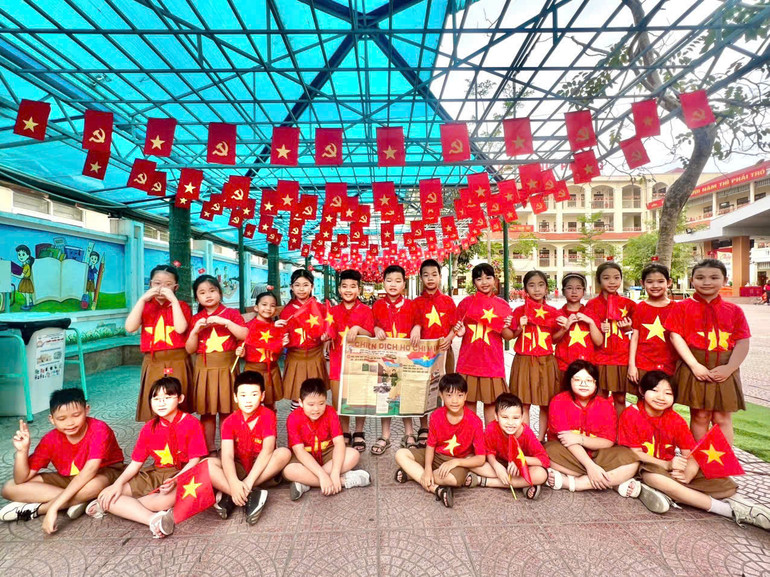 Học sinh trường Tiểu học Lê Hồng Phong (Hải Phòng) tìm hiểu lịch sử qua những trang Báo.