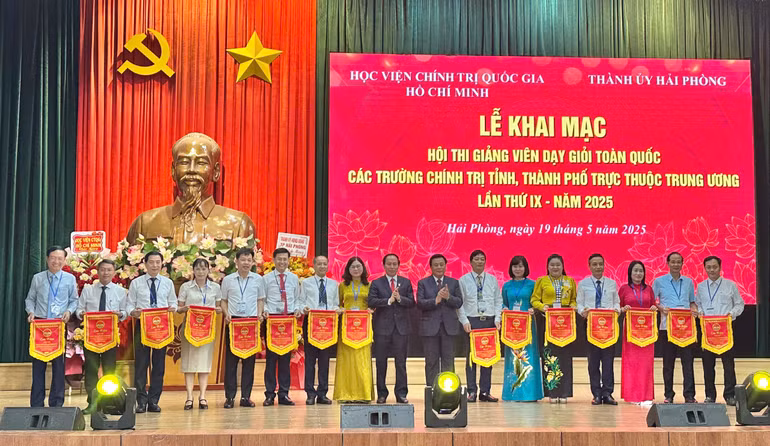 Trao cờ lưu niệm cho các đoàn dự thi.