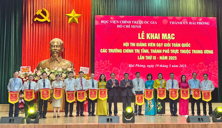 Trao cờ lưu niệm cho các đoàn dự thi.