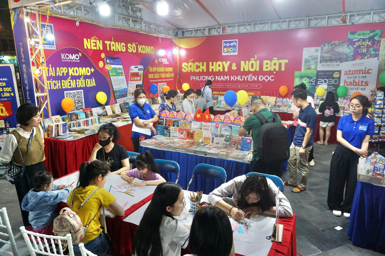 Các gian hàng sách được thiết kế hiện đại, thân thiện. Các gian hàng sách được thiết kế hiện đại, thân thiện.