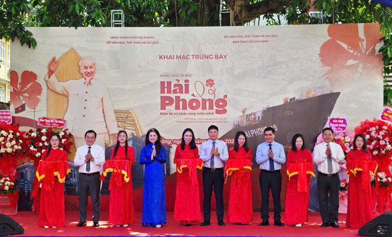 Khai mạc trưng bày ảnh, tư liệu “Khắc ghi lời Bác, Hải Phòng-Niềm tin và khát vọng vươn mình".