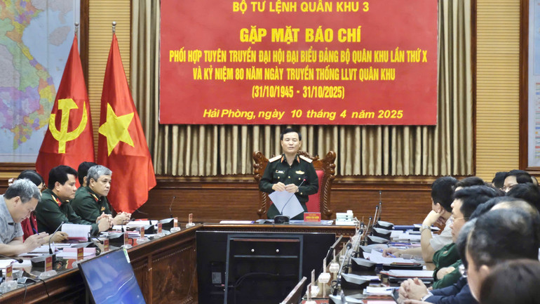 Thiếu tướng Lương Văn Kiểm, Tư lệnh Quân khu 3 phát biểu. (Ảnh: Ninh Cơ) Thiếu tướng Lương Văn Kiểm, Tư lệnh Quân khu 3 phát biểu. (Ảnh: Ninh Cơ)