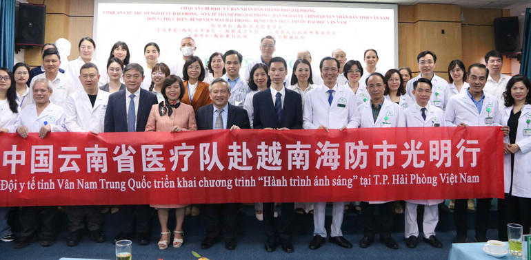Đội ngũ y, bác sĩ Hải Phòng và Vân Nam chụp ảnh lưu niệm.