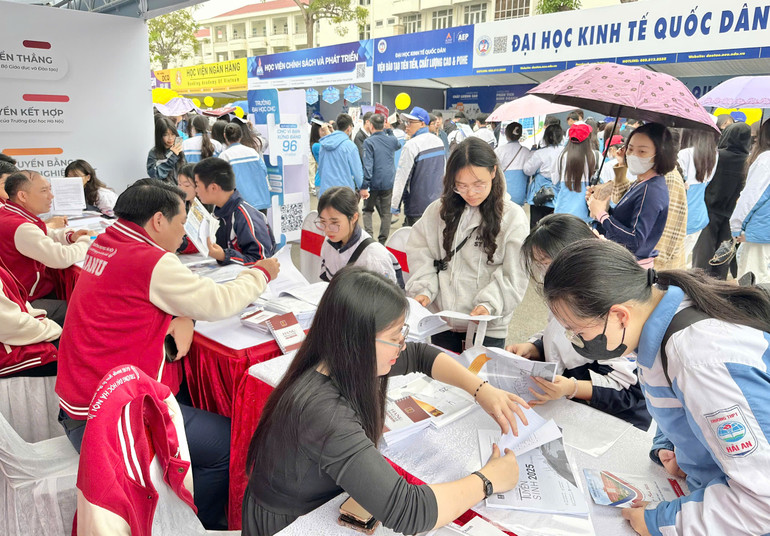 Học sinh tìm hiểu thông tin ở các gian tư vấn của các trường đại học.