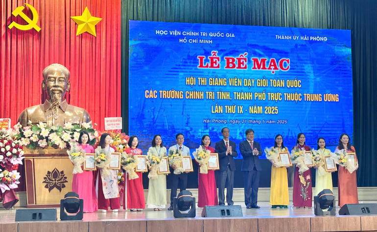 Trao giấy chứng nhận giảng viên dạy giỏi. Trao giấy chứng nhận giảng viên dạy giỏi.