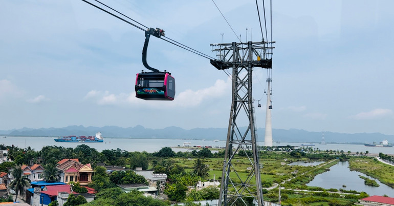 Du khách đến đảo Cát Bà bằng cáp treo thân thiện với môi trường. Du khách đến đảo Cát Bà bằng cáp treo thân thiện với môi trường.