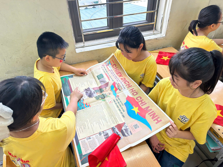 Nhiều em học sinh lần đầu tiên được tiếp cận với một ấn phẩm báo chí cách mạng đặc biệt. Nhiều em học sinh lần đầu tiên được tiếp cận với một ấn phẩm báo chí cách mạng đặc biệt.