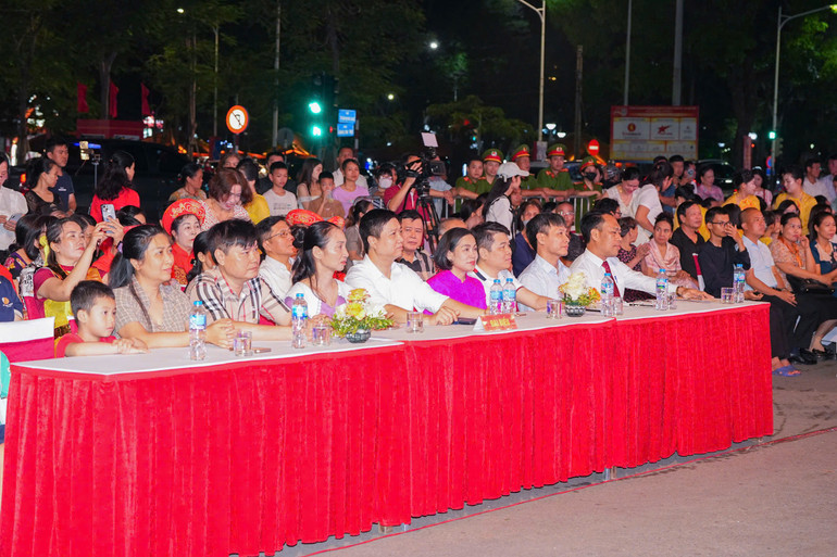 Các đại biểu và nhân dân thưởng thức hội diễn. Các đại biểu và nhân dân thưởng thức hội diễn.