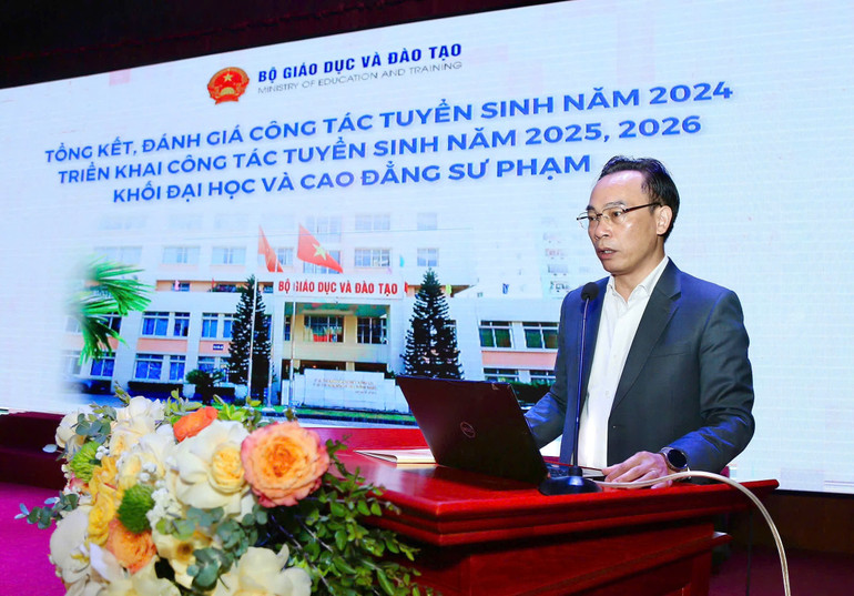 Thứ trưởng Giáo dục và Đào tạo Hoàng Minh Sơn phát biểu chỉ đạo tại hội nghị.