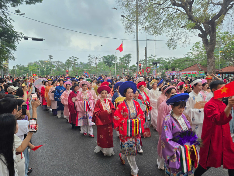 Khối Di sản Áo dài và Cổ phục Việt Nam tham gia diễu hành.