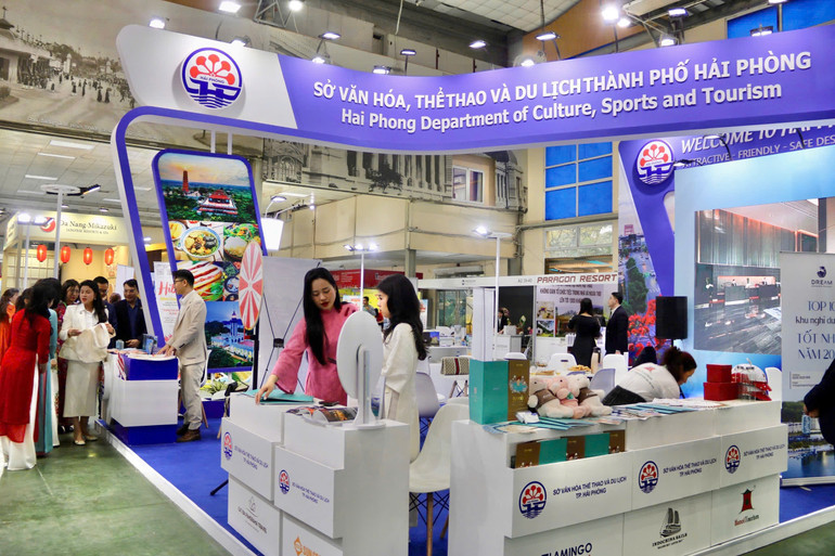 Gian hàng của Sở Văn hóa, Thể thao và Du lịch thành phố Hải Phòng tại Hội chợ.