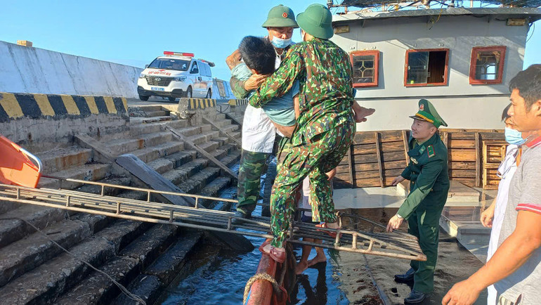 Chiến sĩ Đồn Biên Phòng Bạch Long Vĩ kịp thời cứu sống nhiều ngư dân gặp nạn trên biển. (Ảnh: Sơn Hà)
