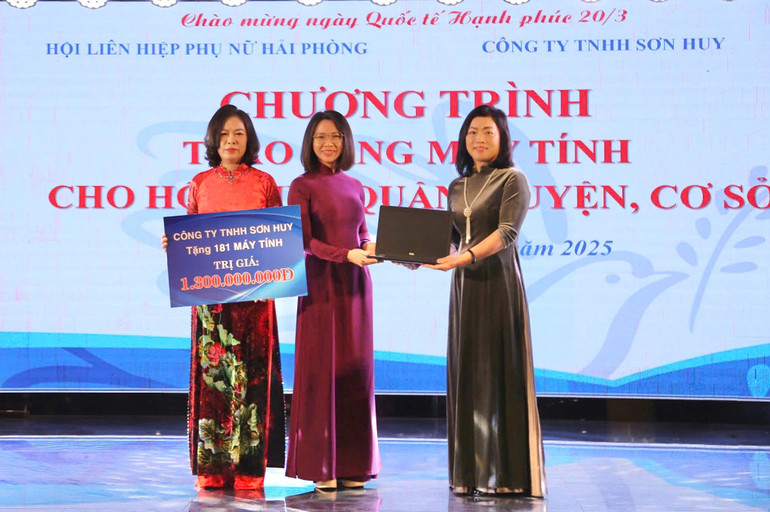 Trao 181 máy tính xách tay tặng Hội Liên hiệp phụ nữ Hải Phòng.