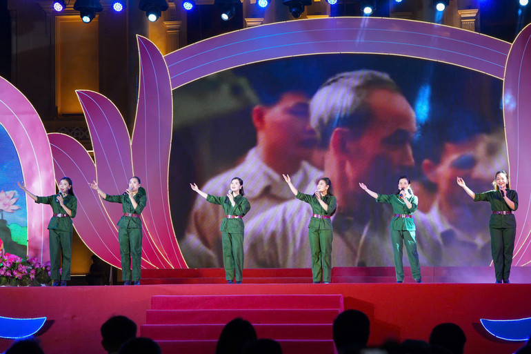 Việc đưa tác phẩm quốc tế vào chương trình góp phần làm nổi bật hình ảnh Hồ Chí Minh.