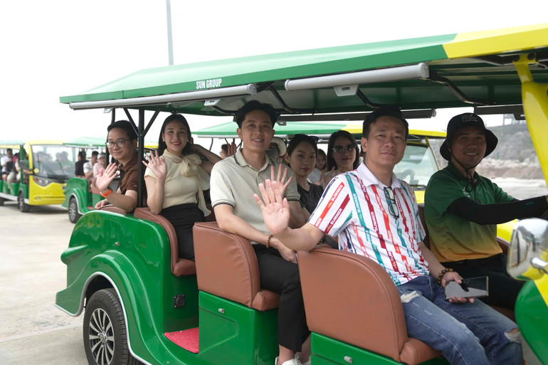 Xe buggy điện đưa du khách di chuyển nội khu Xanh Island. Xe buggy điện đưa du khách di chuyển nội khu Xanh Island.