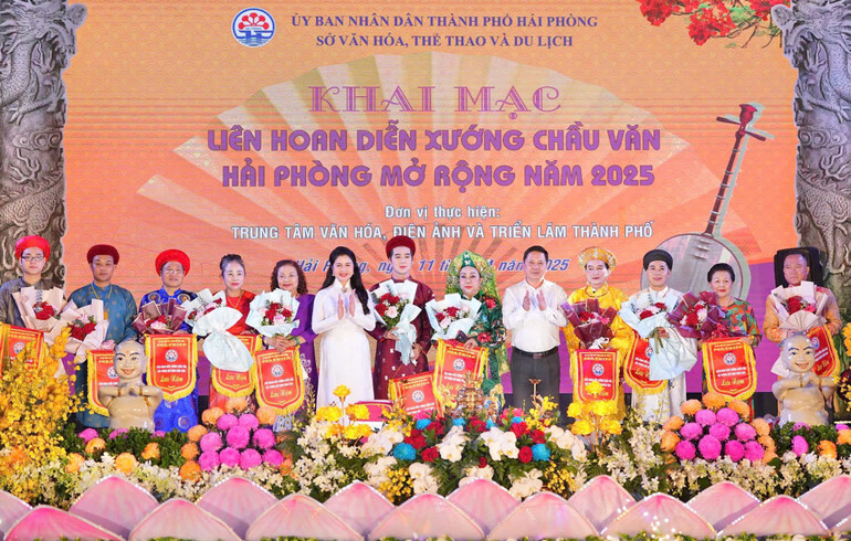 Bà Trần Thị Hoàng Mai, Giám đốc Sở Văn hóa, Thể thao và Du lịch thành phố Hải Phòng tặng hoa các nghệ nhân tham gia Liên hoan.