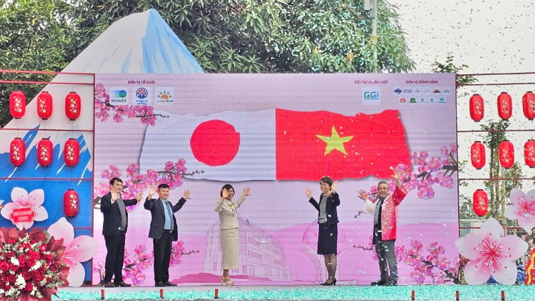 Các đại biểu ấn nút khai mạc Lễ hội hoa anh đào Hải Phòng-Nam Cầu Kiền 2025.