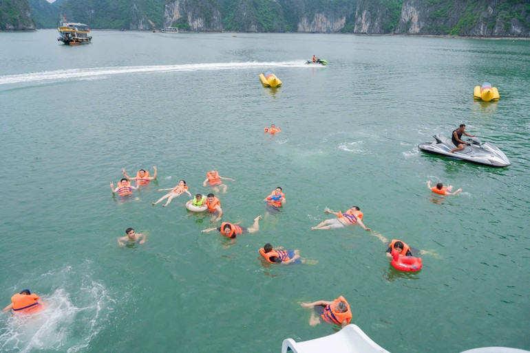 Không chỉ đón du khách trong nước, đảo Cát Bà đón rất đông khách nước ngoài. Không chỉ đón du khách trong nước, đảo Cát Bà đón rất đông khách nước ngoài.