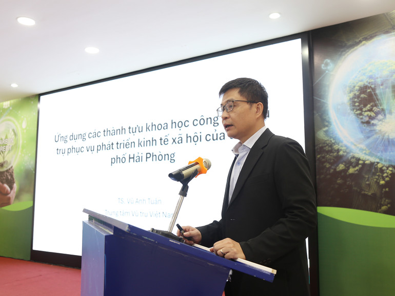 Ông Vũ Anh Tuân, Phó Tổng Giám đốc Trung tâm Vũ trụ Việt Nam phát biểu tại hội thảo.