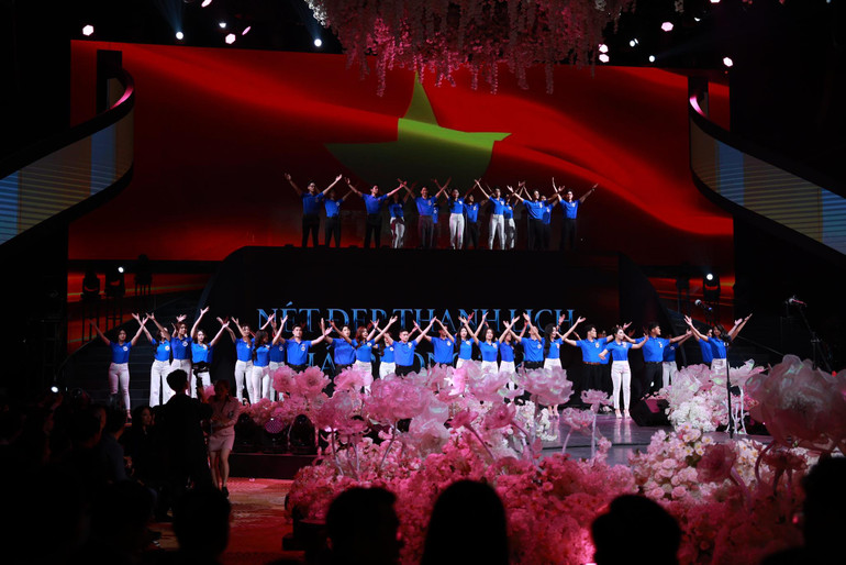 40 thí sinh tranh tài đêm chung kết.