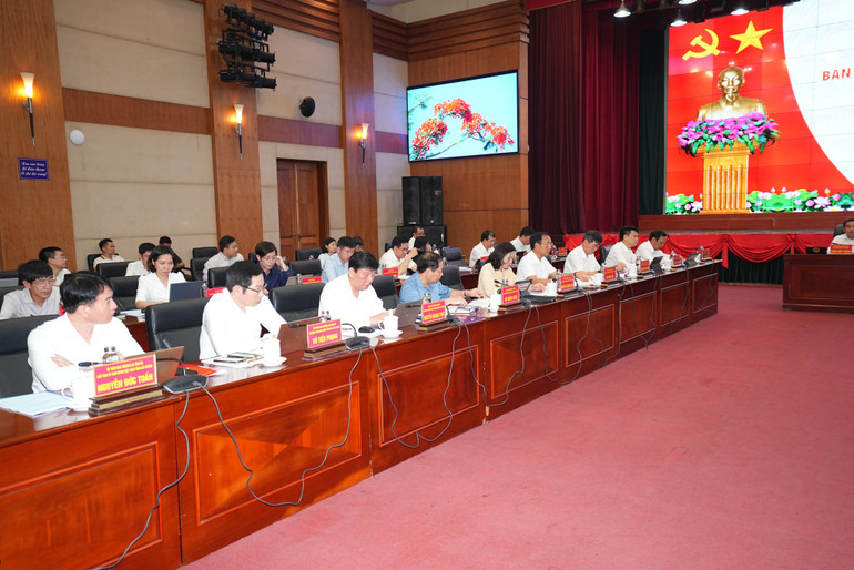 Các lãnh đạo hai địa phương dự hội nghị.