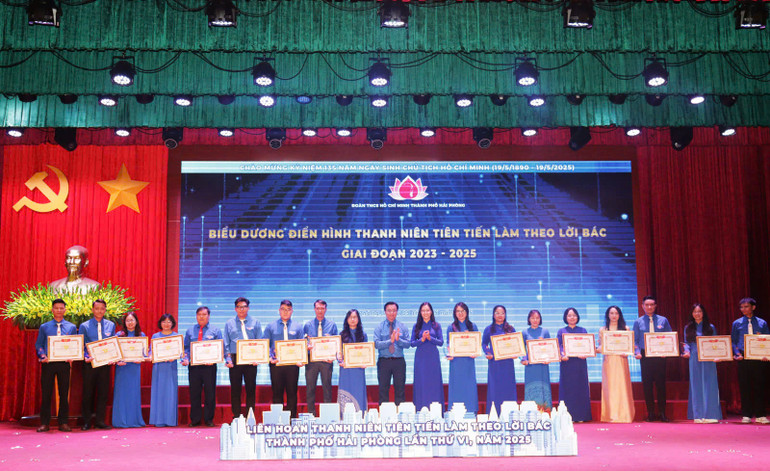 Biểu dương các tập thể, cá nhân tiêu biểu.