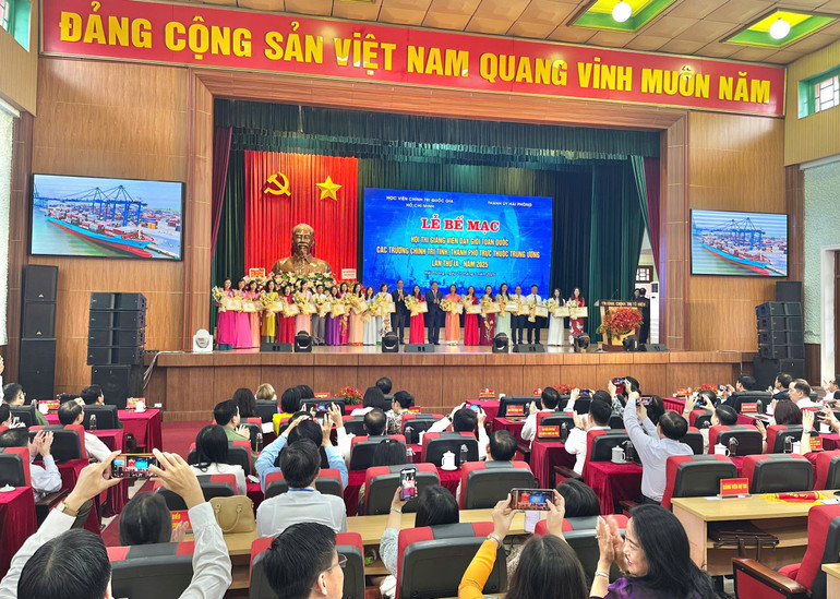 Trao Bằng khen và giấy chứng nhận cho 142 giảng viên tiêu biểu tham gia hội thi. Trao Bằng khen và giấy chứng nhận cho 142 giảng viên tiêu biểu tham gia hội thi.