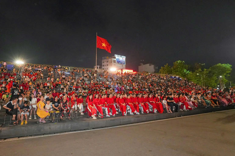 Đông đảo du khách và nhân dân thưởng thức Lễ hội Áo dài đặc sắc và rực rỡ. (Ảnh: ĐÀM THANH) Đông đảo du khách và nhân dân thưởng thức Lễ hội Áo dài đặc sắc và rực rỡ. (Ảnh: ĐÀM THANH)