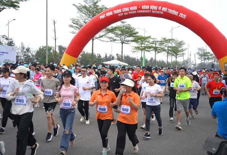 Người lao động Khu kinh tế Hải Phòng hào hứng tham gia các hoạt động tại lễ phát động Tháng Công nhân.