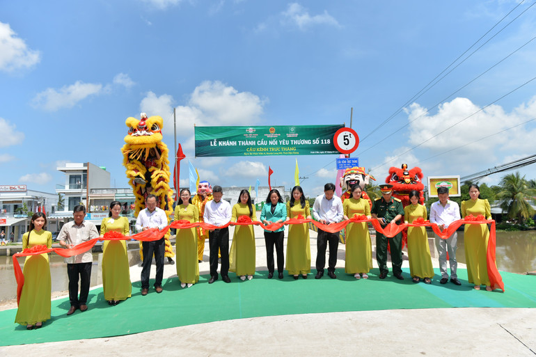Cầu nối yêu thương số 118 bắc qua kênh Trực Thăng tại huyện Long Mỹ, tỉnh Hậu Giang.
