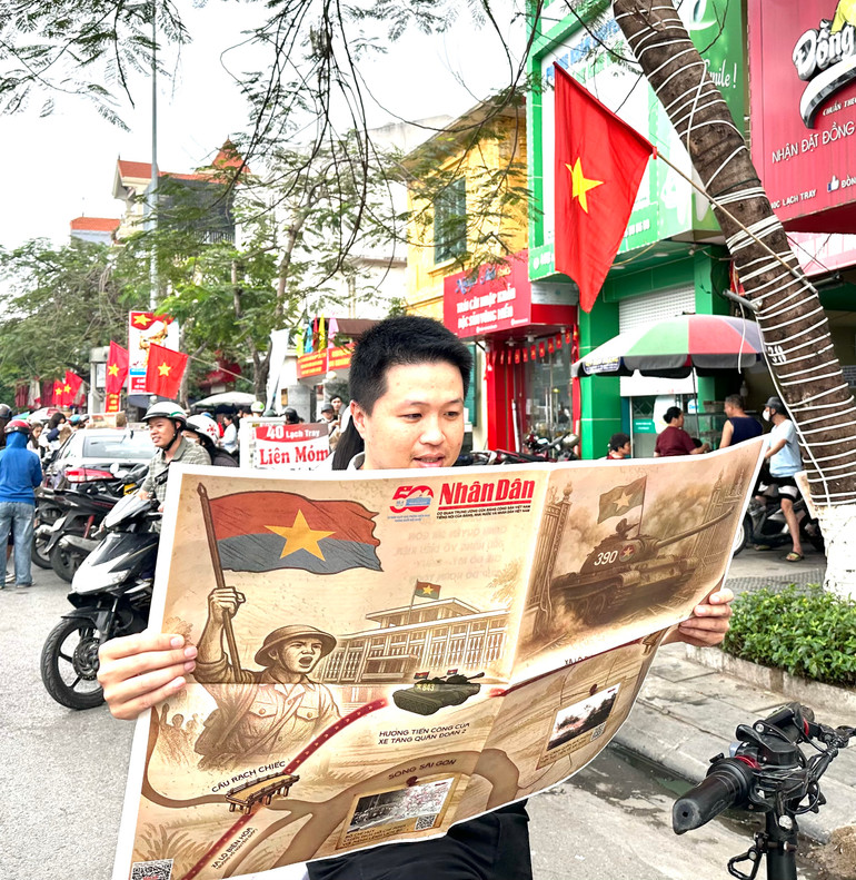 Niềm phấn khởi khi đón nhận những trang phụ san của các bạn trẻ. (Ảnh: Nguyễn Đức Nghĩa)