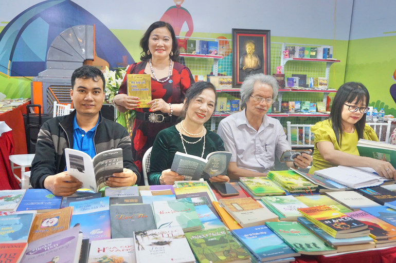 Các độc giả lớn tuổi thích thú không gian đặc sắc của Đường sách Hải Phòng. Các độc giả lớn tuổi thích thú không gian đặc sắc của Đường sách Hải Phòng.