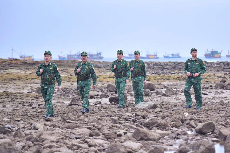 Cán bộ, chiến sĩ Đồn Biên phòng Bạch Long Vĩ tuần tra trên đảo. (Ảnh: Sơn Hà)