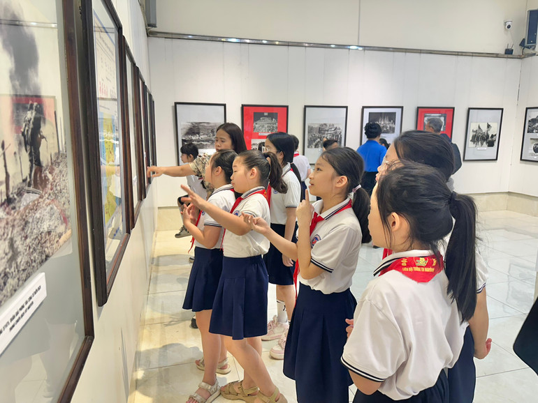 Triển lãm thu hút đông đảo học sinh thành phố cảng.