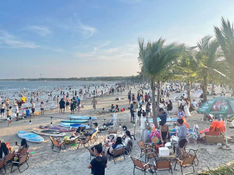 Biển Đồ Sơn đón hơn 360.000 lượt người dân, du khách trong và ngoài thành phố, khách quốc tế đến tham quan, nghỉ dưỡng. Biển Đồ Sơn đón hơn 360.000 lượt người dân, du khách trong và ngoài thành phố, khách quốc tế đến tham quan, nghỉ dưỡng.