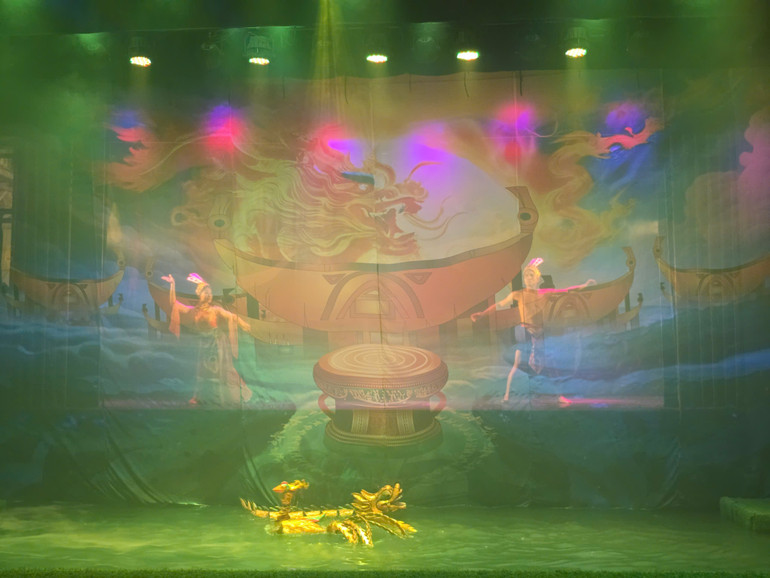 200 nghệ nhân tham gia biểu diễn và giao lưu, mang đến cho khán giả những vở diễn đặc sắc. 200 nghệ nhân tham gia biểu diễn và giao lưu, mang đến cho khán giả những vở diễn đặc sắc.